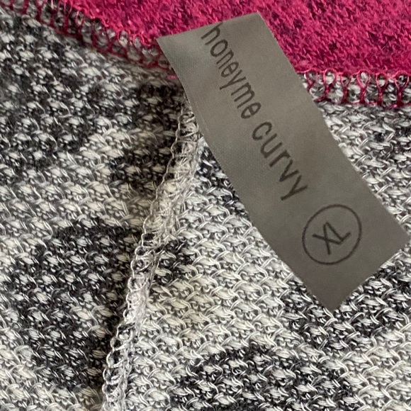 Honeyme Curvy Gray Animal Print With Pink Contrast Oversized XL Top - Picture 4 of 5